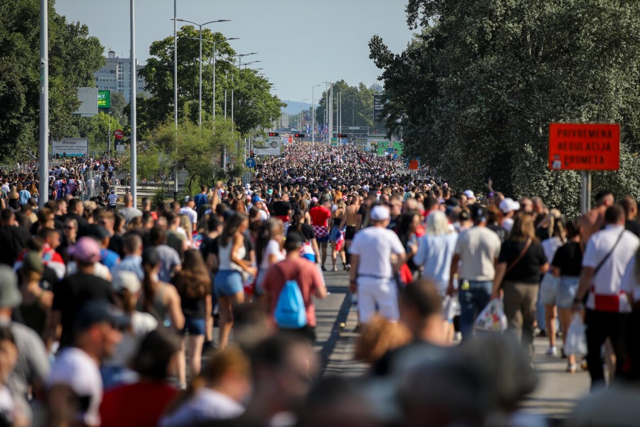 Zagreb: Tisuće fanova Thompsona prolazi Mostom Slobode koji je zatvoren za promet