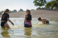 Zagreb: Neki od posjetitelja koncerta odlučili su se rashladiti u Bundeku