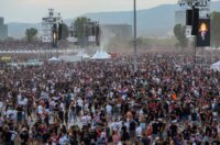 Zagreb: Obožavatelji zauzimaju mjesta unutar Hipodroma uoči početka koncerta