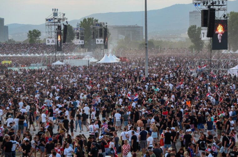 Zagreb: Obožavatelji zauzimaju mjesta unutar Hipodroma uoči početka koncerta