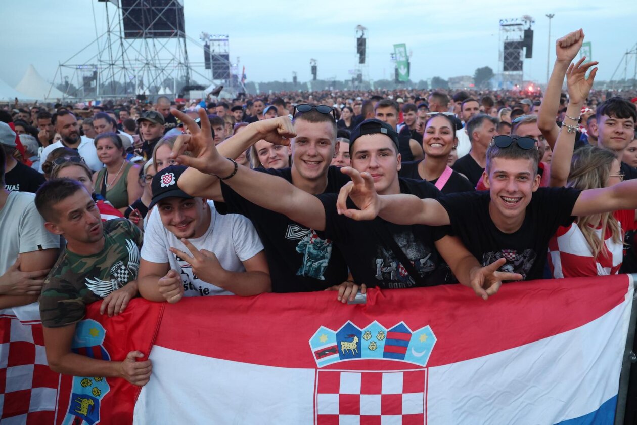 Zagreb: Atmosfera na Hipodromu uoči samog početka koncerta Marka Perkovića Thompsona