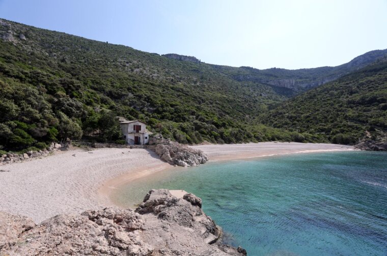 Plaža pod stijenama sela Lubenice na otoku Cresu