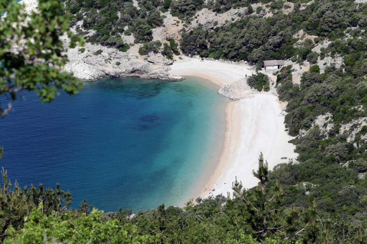Plaža pod stijenama sela Lubenice na otoku Cresu