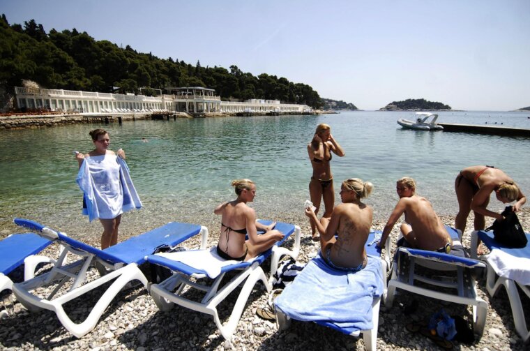 Split: Na plai Bonj odlu?ile su se sun?ati i kupati turistkinje iz Amerike