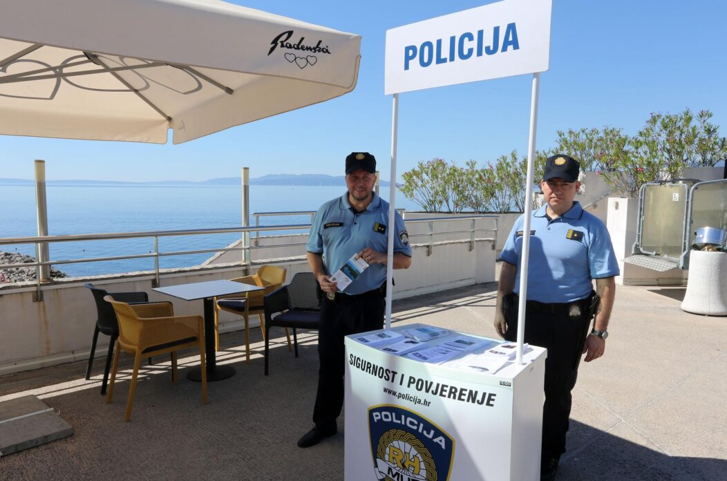 Rijeka: MUP postavio Info pult na plaži Ploče