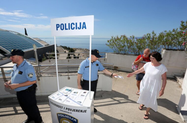Rijeka: MUP postavio Info pult na plaži Ploče