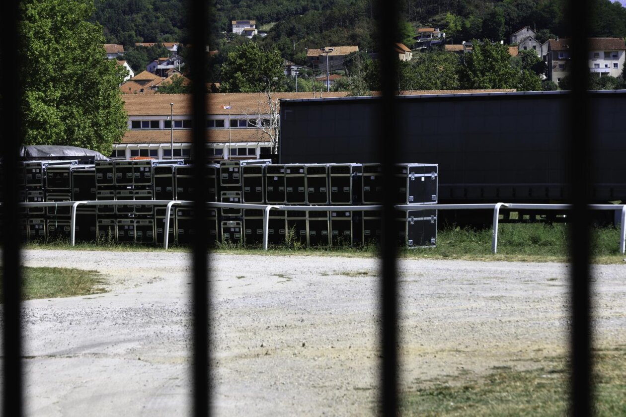 Počelo postavljanje opreme za koncert Marka Perkovića Thopmsona u Sinju