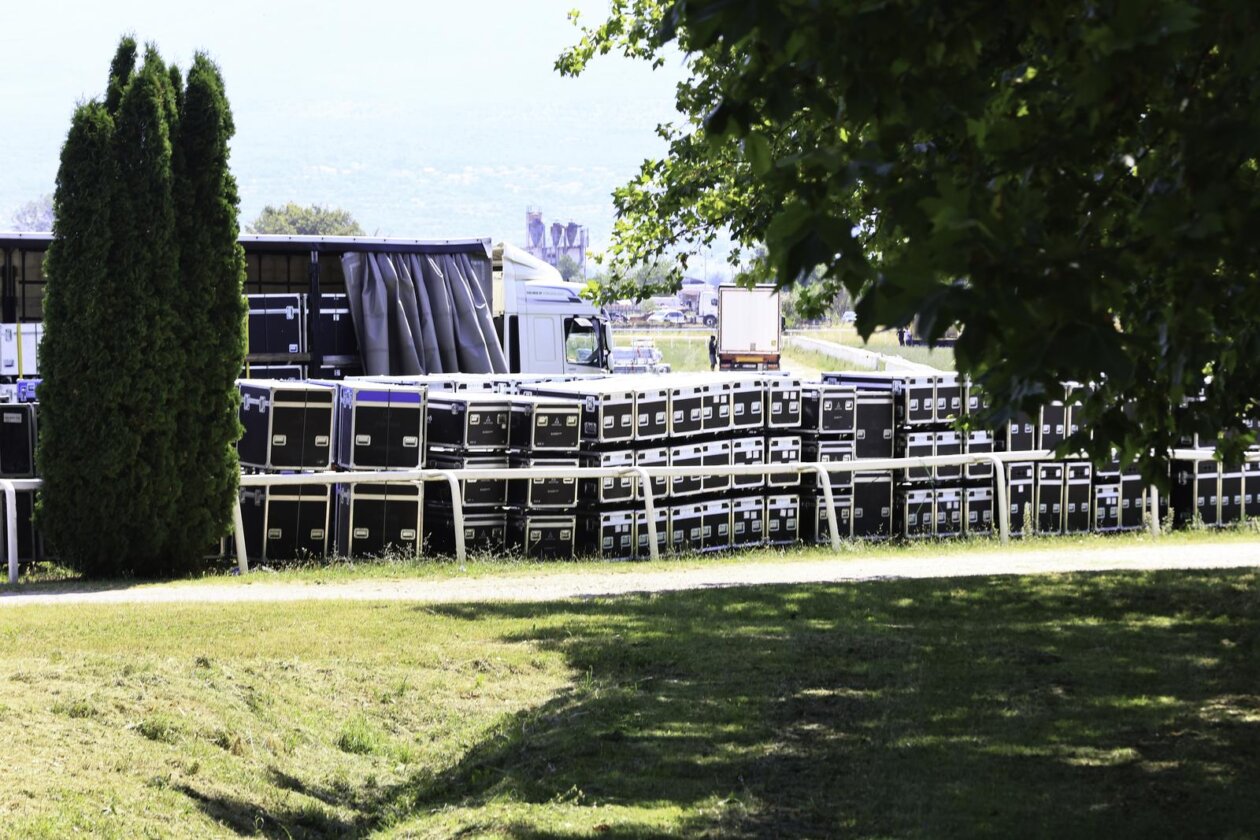 Počelo postavljanje opreme za koncert Marka Perkovića Thopmsona u Sinju