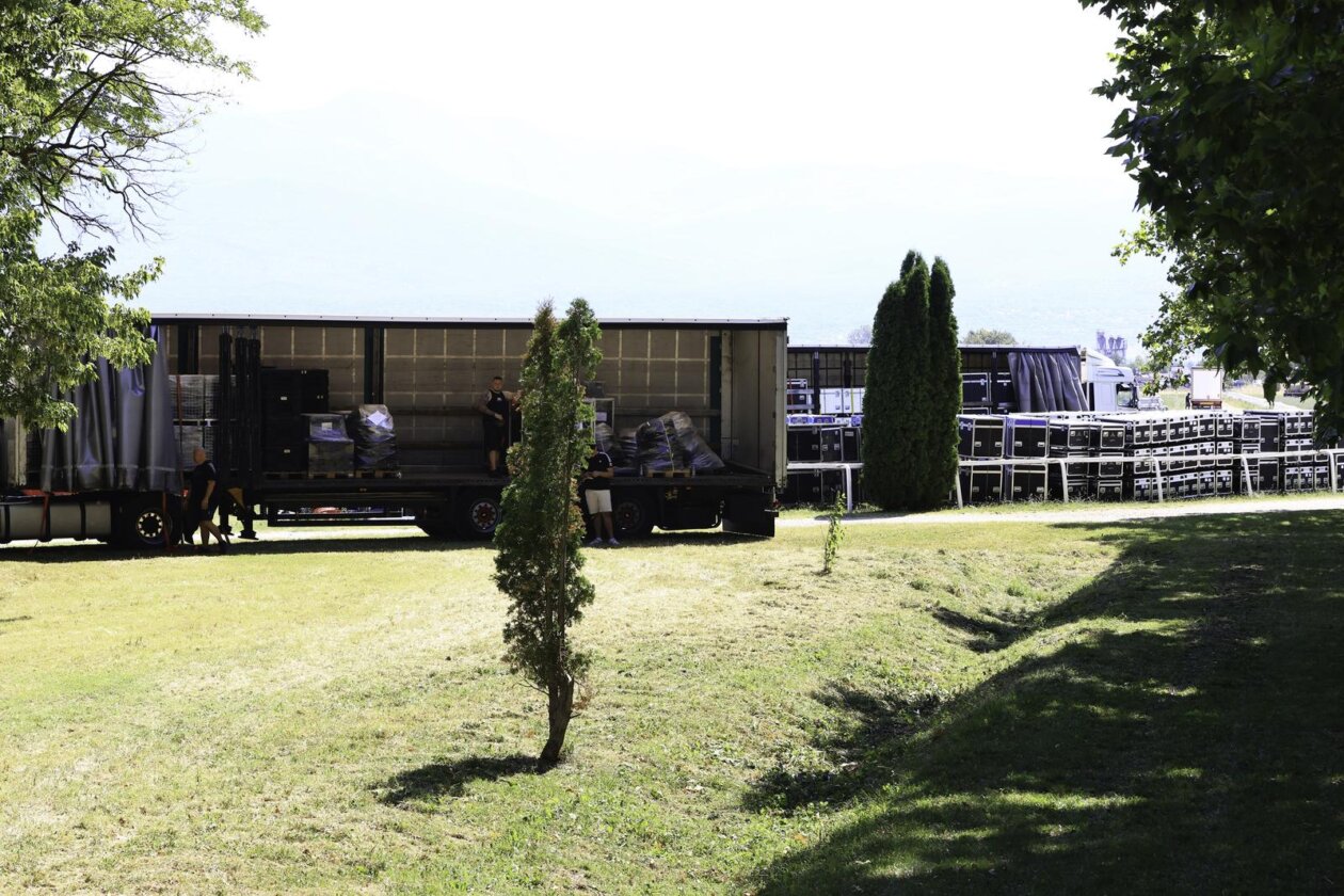 Počelo postavljanje opreme za koncert Marka Perkovića Thopmsona u Sinju