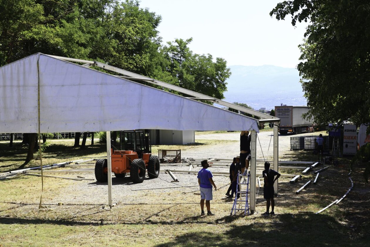 Počelo postavljanje opreme za koncert Marka Perkovića Thopmsona u Sinju