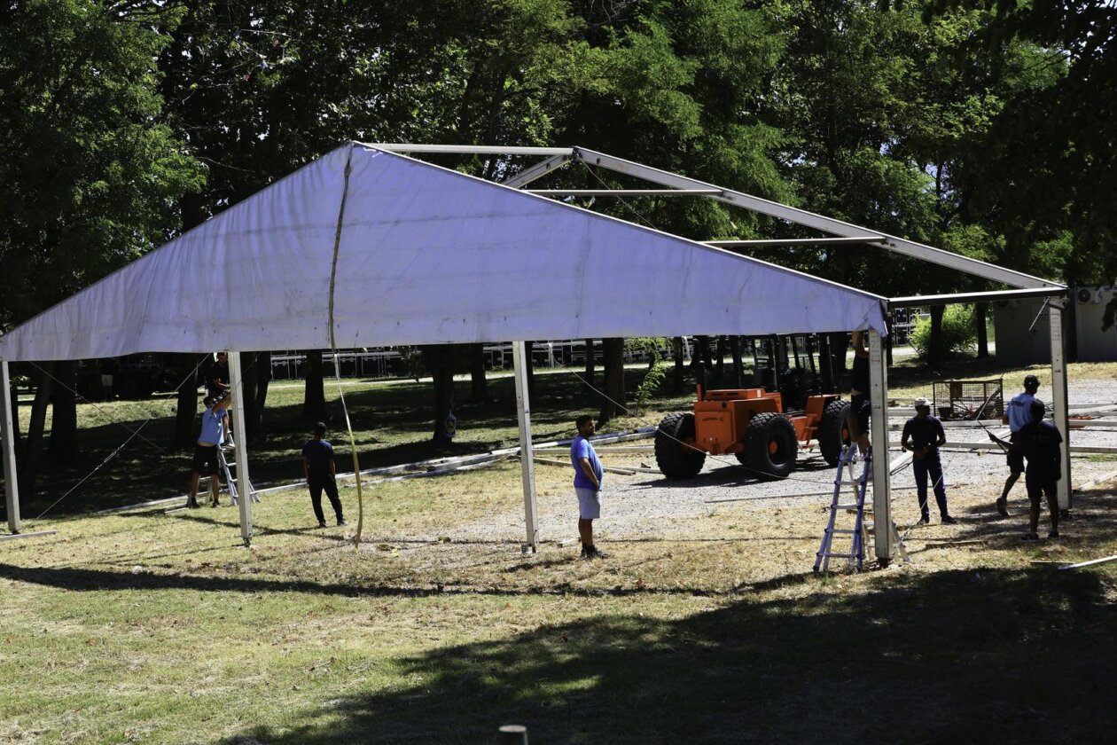 Počelo postavljanje opreme za koncert Marka Perkovića Thopmsona u Sinju