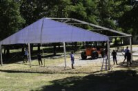 Počelo postavljanje opreme za koncert Marka Perkovića Thopmsona u Sinju