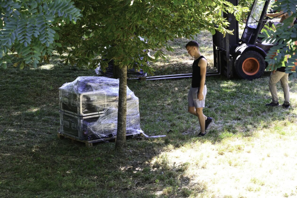 Počelo postavljanje opreme za koncert Marka Perkovića Thopmsona u Sinju