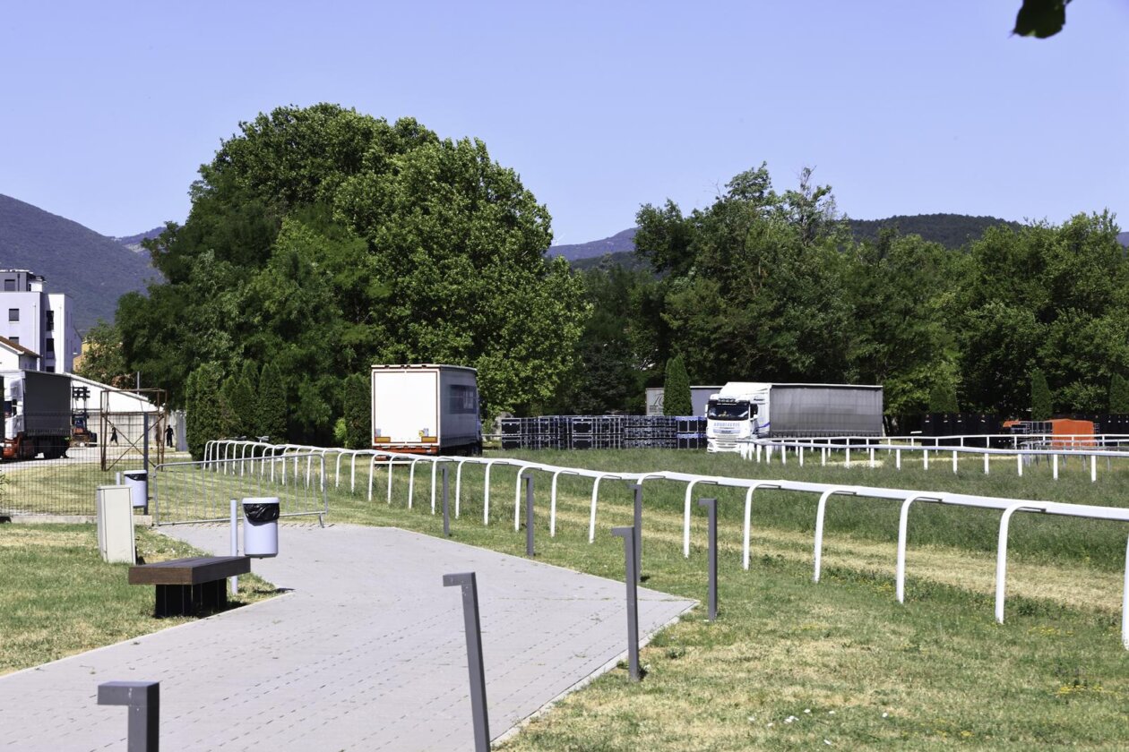 Počelo postavljanje opreme za koncert Marka Perkovića Thopmsona u Sinju