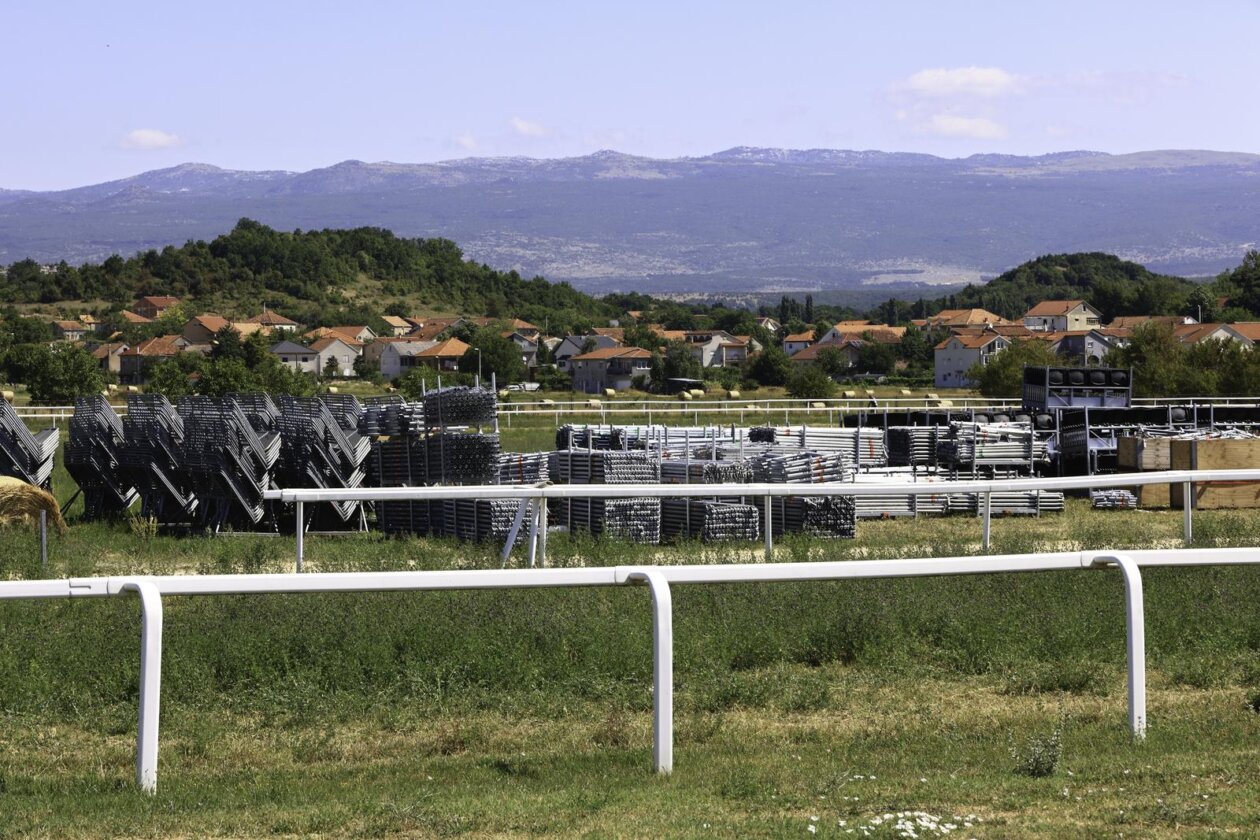Počelo postavljanje opreme za koncert Marka Perkovića Thopmsona u Sinju