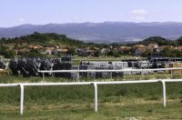 Počelo postavljanje opreme za koncert Marka Perkovića Thopmsona u Sinju