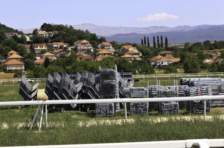Počelo postavljanje opreme za koncert Marka Perkovića Thopmsona u Sinju