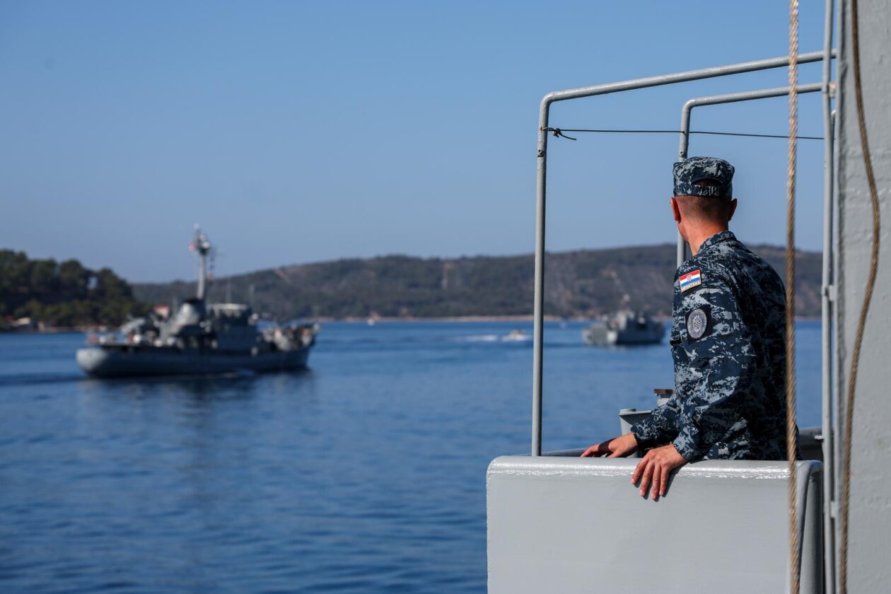 Split: Vježba Hrvatske ratne mornarice za vojni mimoplov
