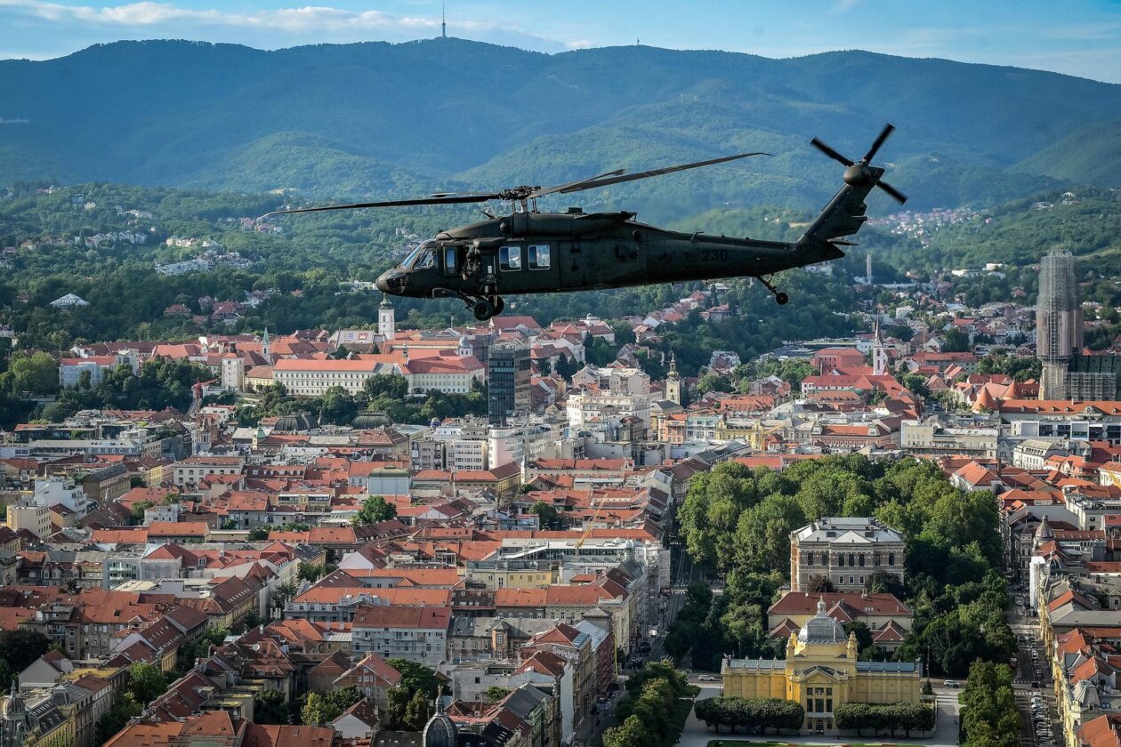 Zagreb: Prelet helikopterom Black Hawk iznad vojnog mimohoda povodom obilježavanja 30. obljetnice VRO Oluja