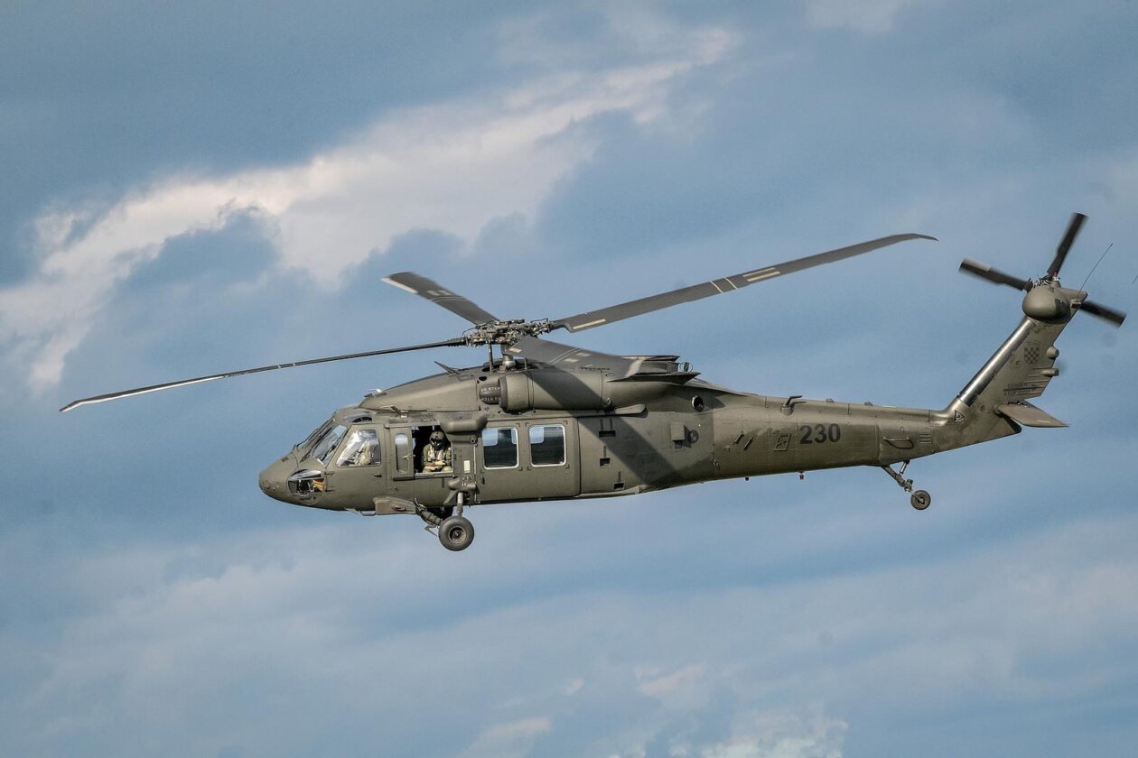 Zagreb: Prelet helikopterom Black Hawk iznad vojnog mimohoda povodom obilježavanja 30. obljetnice VRO Oluja