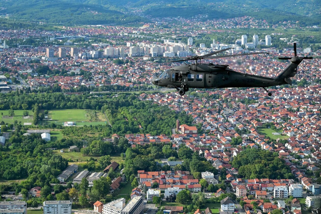 Zagreb: Prelet helikopterom Black Hawk iznad vojnog mimohoda povodom obilježavanja 30. obljetnice VRO Oluja