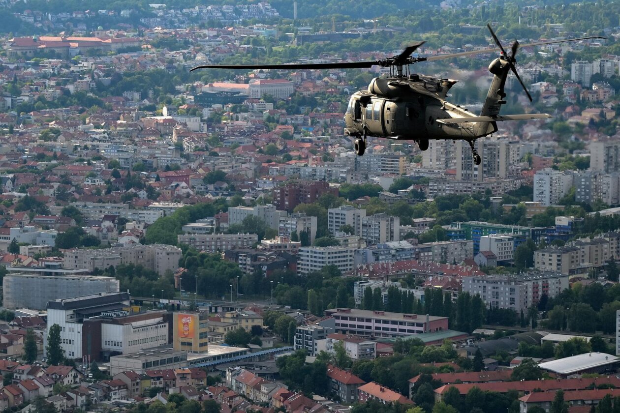 Zagreb: Prelet helikopterom Black Hawk iznad vojnog mimohoda povodom obilježavanja 30. obljetnice VRO Oluja