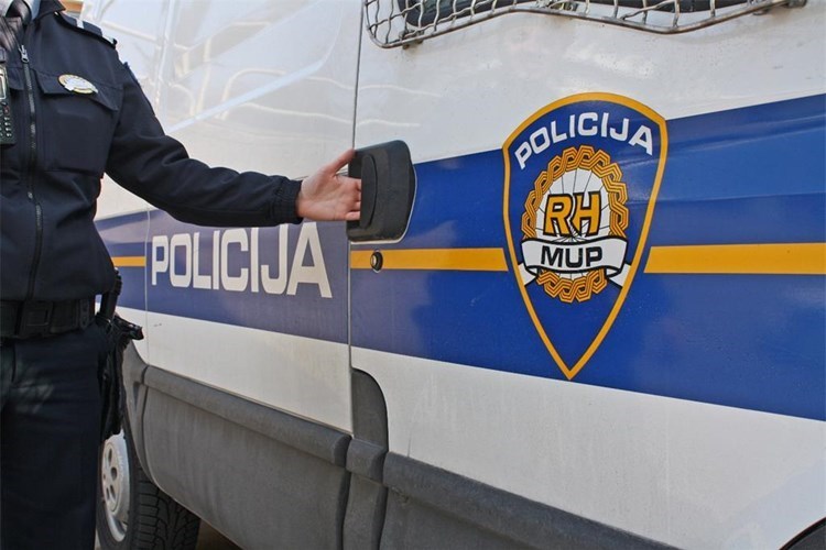 Policajac i vozilo