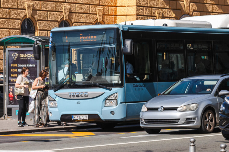Ilustrativna grad riva promet autobus autotrolej-3548