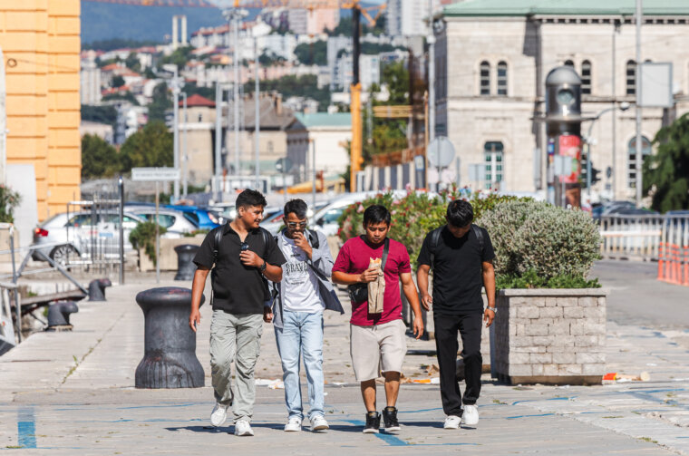 Ilustrativna grad riva strani radnici-3521