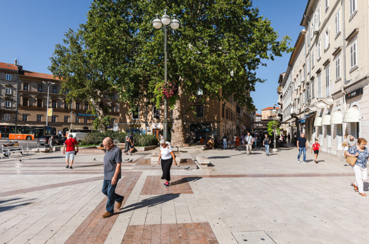 Ilustrativna korzo jelačićev trg-2126