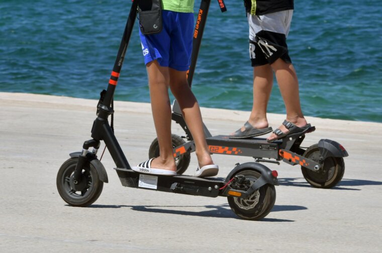 ibenik: Vonja djece na elektri?nim romobilima