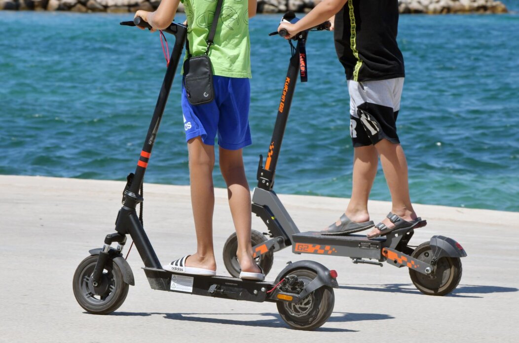 ibenik: Vonja djece na elektri?nim romobilima ibenik: Vonja djece na elektri?nim romobilima