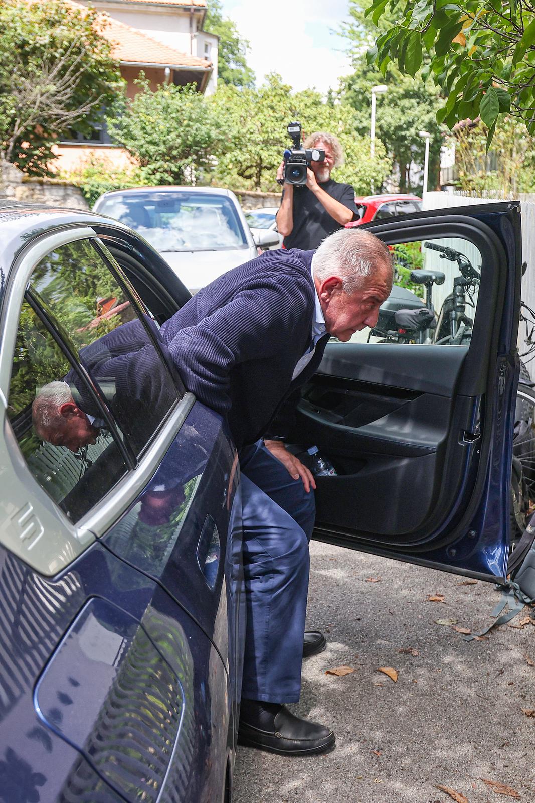 Zagreb: Dolazak Ive Sanadera u obiteljsku kuću nakon izlaska iz zatvora