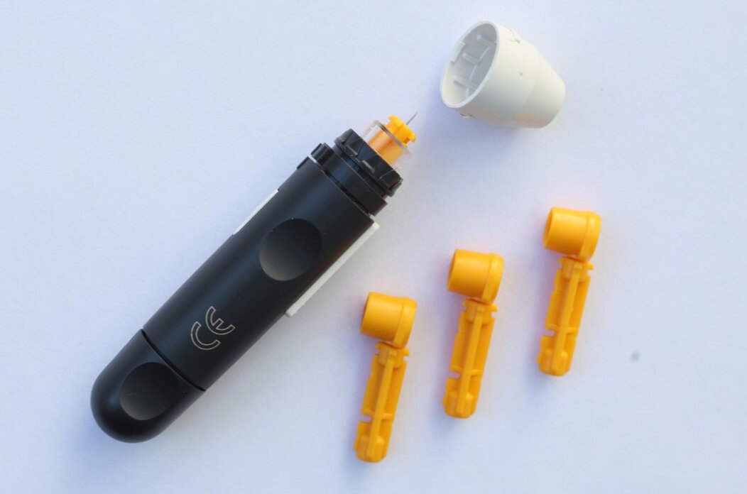 Ilustracije uređaja za mjerenje šećera u krvi i inzulina