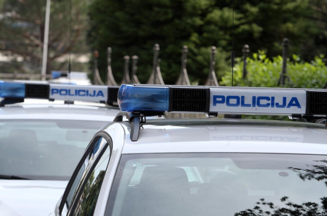Opatija: Policijski automobili marke koda parkirani ispred opatijskog parka