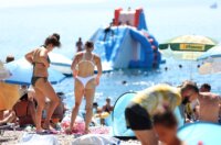 Rijeka: Građani ituristi spas od vrućine potražili na plaži Ploče Rijeka: Građani ituristi spas od vrućine potražili na plaži Ploče