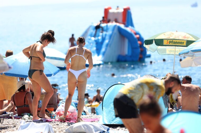 Rijeka: Građani  ituristi spas od vrućine potražili na plaži Ploče
