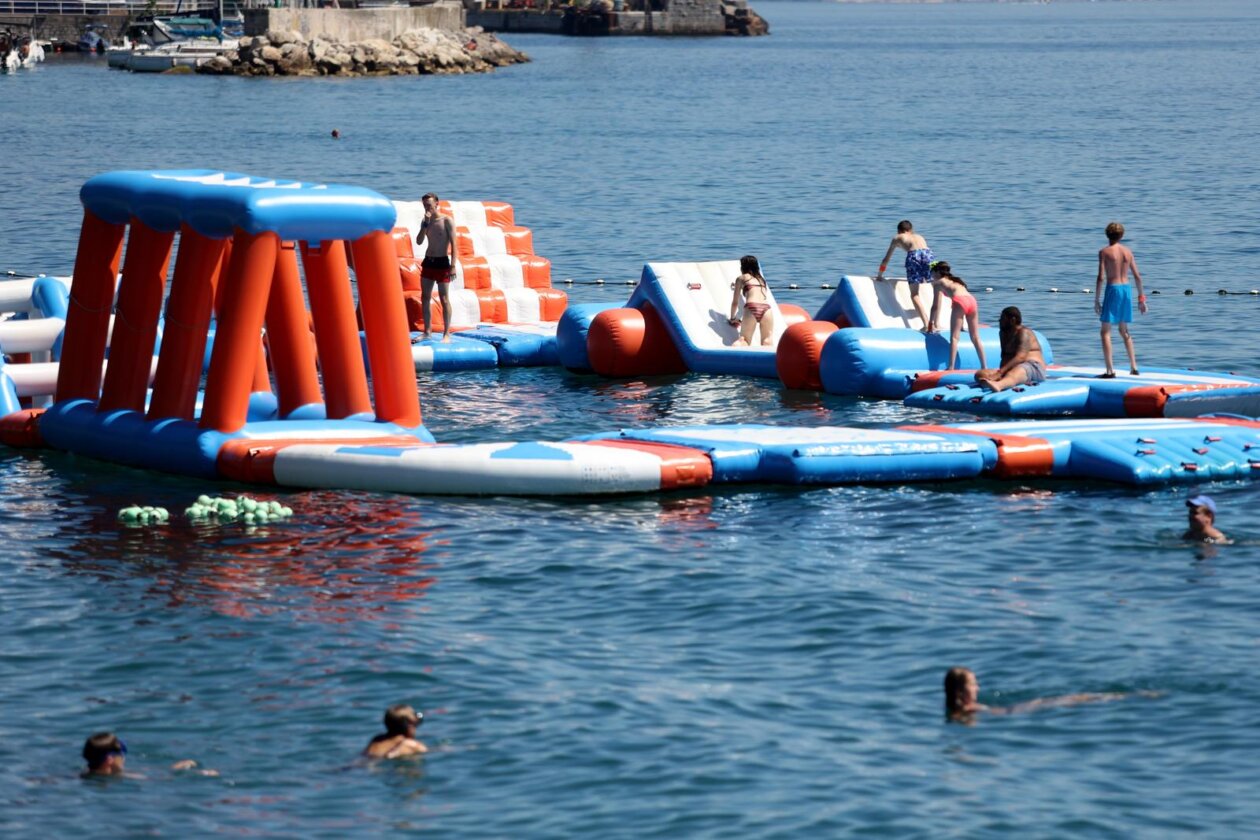 Rijeka: Građani ituristi spas od vrućine potražili na plaži Ploče Rijeka: Građani ituristi spas od vrućine potražili na plaži Ploče