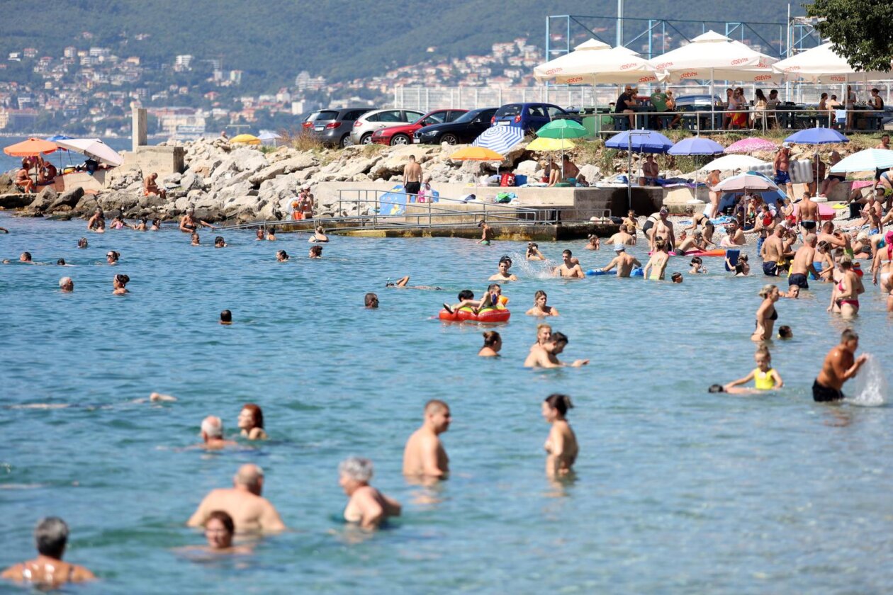 Rijeka: Građani ituristi spas od vrućine potražili na plaži Ploče Rijeka: Građani ituristi spas od vrućine potražili na plaži Ploče
