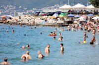 Rijeka: Građani ituristi spas od vrućine potražili na plaži Ploče Rijeka: Građani ituristi spas od vrućine potražili na plaži Ploče