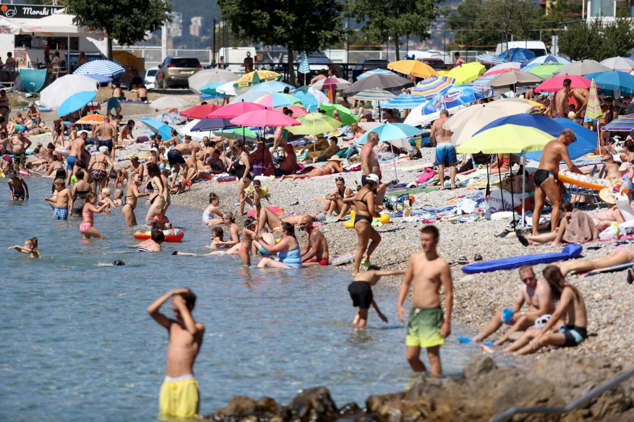 Rijeka: Građani ituristi spas od vrućine potražili na plaži Ploče Rijeka: Građani ituristi spas od vrućine potražili na plaži Ploče