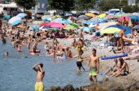 Rijeka: Građani ituristi spas od vrućine potražili na plaži Ploče Rijeka: Građani ituristi spas od vrućine potražili na plaži Ploče