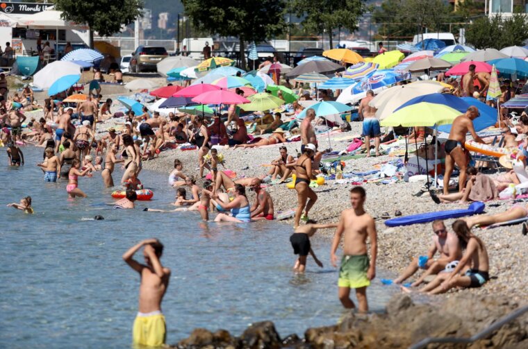 Rijeka: Građani  ituristi spas od vrućine potražili na plaži Ploče