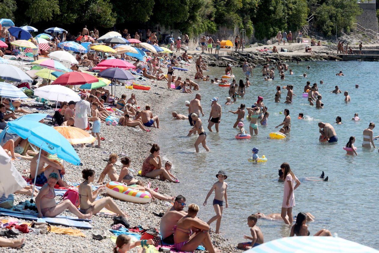 Rijeka: Građani ituristi spas od vrućine potražili na plaži Ploče Rijeka: Građani ituristi spas od vrućine potražili na plaži Ploče
