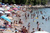 Rijeka: Građani ituristi spas od vrućine potražili na plaži Ploče Rijeka: Građani ituristi spas od vrućine potražili na plaži Ploče