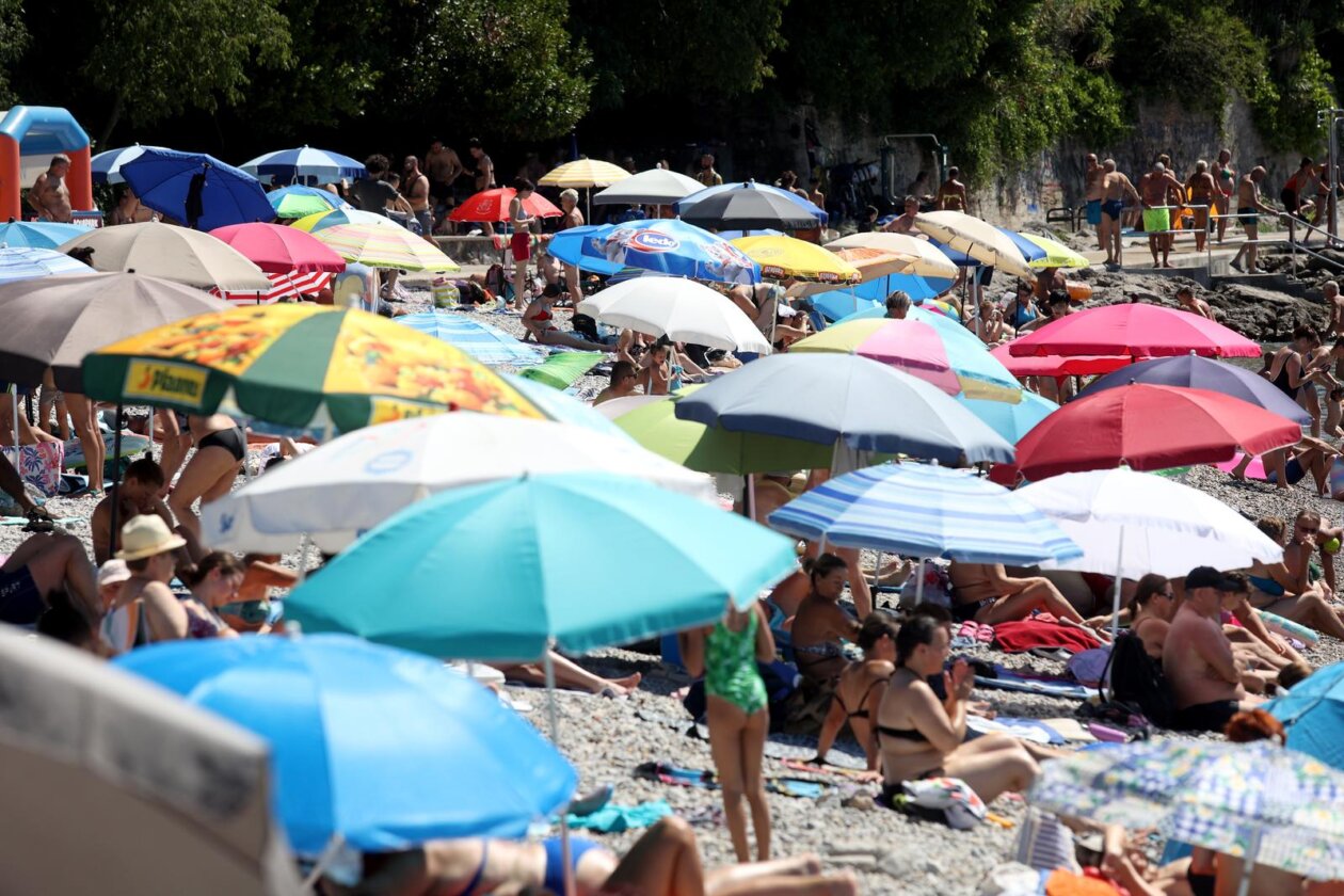 Rijeka: Građani ituristi spas od vrućine potražili na plaži Ploče Rijeka: Građani ituristi spas od vrućine potražili na plaži Ploče