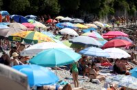 Rijeka: Građani ituristi spas od vrućine potražili na plaži Ploče Rijeka: Građani ituristi spas od vrućine potražili na plaži Ploče