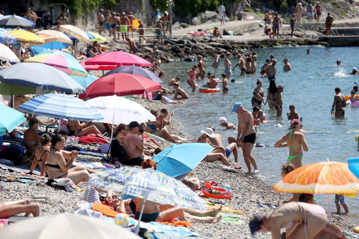 Rijeka: Građani ituristi spas od vrućine potražili na plaži Ploče Rijeka: Građani ituristi spas od vrućine potražili na plaži Ploče
