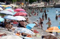 Rijeka: Građani ituristi spas od vrućine potražili na plaži Ploče Rijeka: Građani ituristi spas od vrućine potražili na plaži Ploče