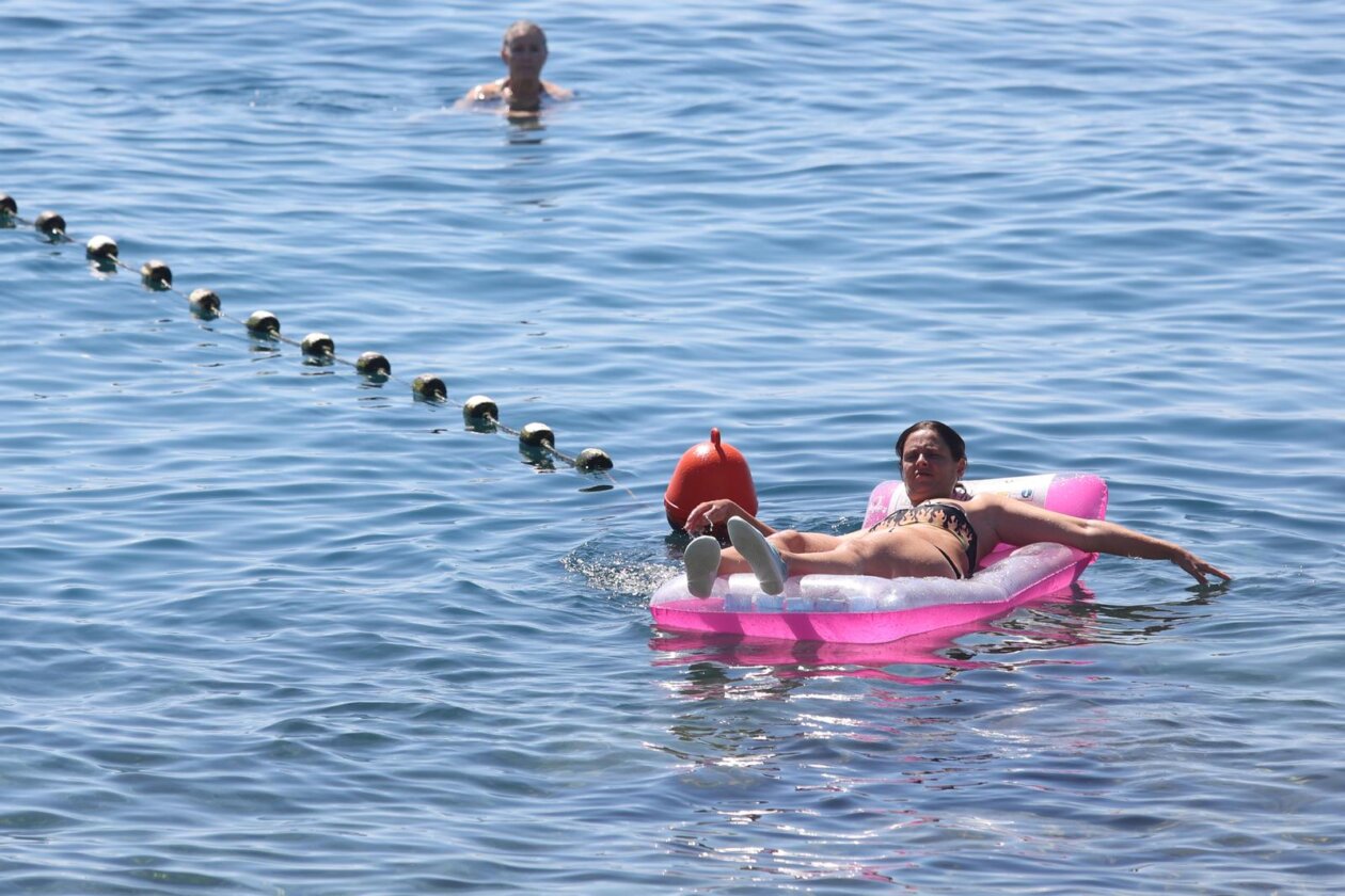 Rijeka: Građani ituristi spas od vrućine potražili na plaži Ploče Rijeka: Građani ituristi spas od vrućine potražili na plaži Ploče